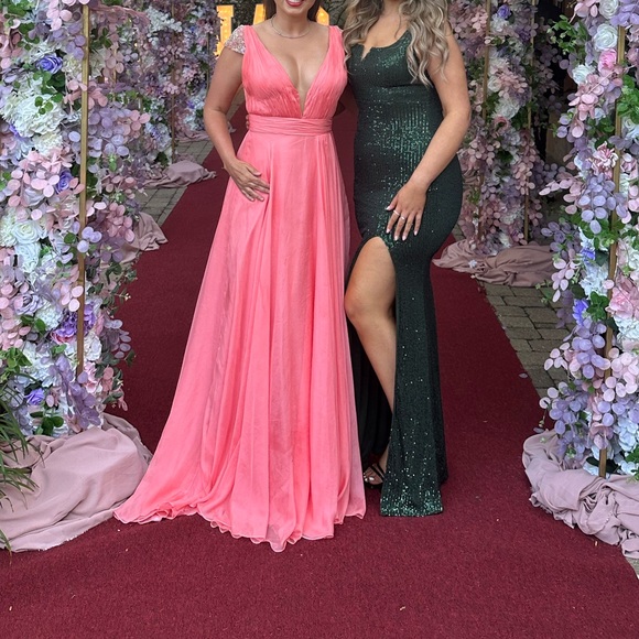 This is a stunning Mac duggal gown worn once - Picture 3 of 4